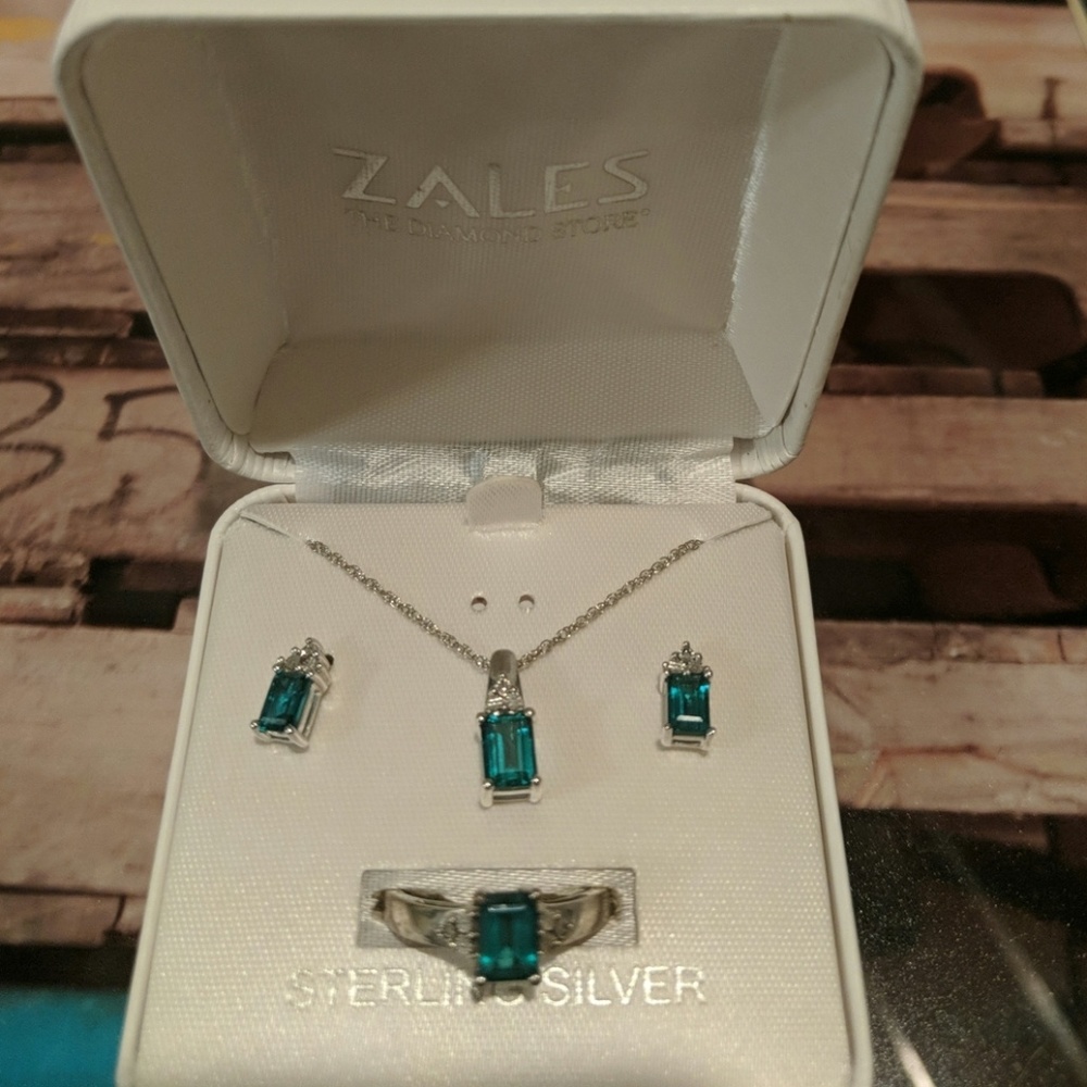 925 Sterling silver and Emerald 4 piece set